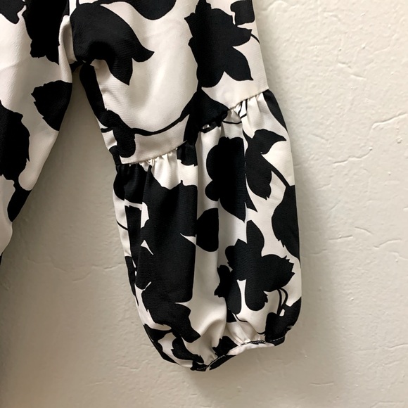 BCBG black and white floral blouse with puffy sleeves. - Picture 4 of 4
